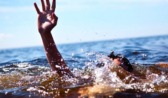 Đi câu cá cùng ông, cháu bé đuối nước thương tâm