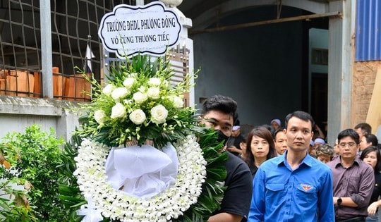 Bạn cùng lớp đến tiễn biệt, chia sẻ giấc mơ dang dở của nam sinh tử vong trong vụ cháy ở Hà Nội