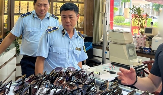 Phát hiện hàng trăm kính mắt vi phạm kinh doanh trên môi trường thương mại điện tử