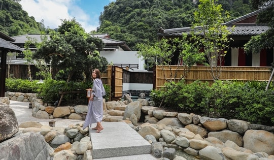 Trải nghiệm "chill phết" khi đi xe bus miễn phí đến Yoko Onsen Quang Hanh