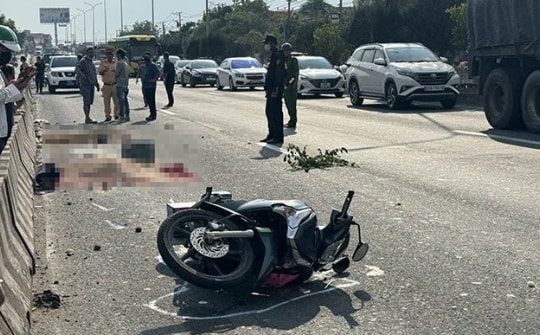 Xe máy va chạm với xe container, 2 bà cháu tử vong