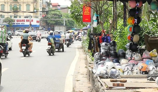 Mũ bảo hiểm kém chất lượng tràn lan trên vỉa hè Hà Nội