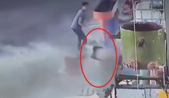 Nam công nhân bị máy trộn bột xoay hàng chục vòng