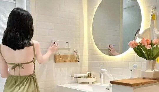 Bất chấp sự phản đối của cả nhà, vợ tôi nhất quyết lắp hai cánh cửa trong phòng tắm