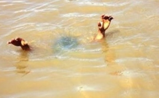 Trên đường đi đám cưới về hai mẹ con té xuống suối tử vong