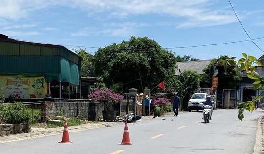 Xe máy chở 3 đâm vào cổng nhà dân, 1 học sinh tử vong