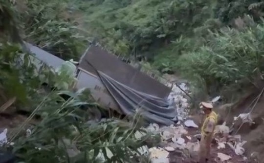 Xe tải bất ngờ lật qua thành cầu lao xuống vực sâu trên đường đi Sa Pa