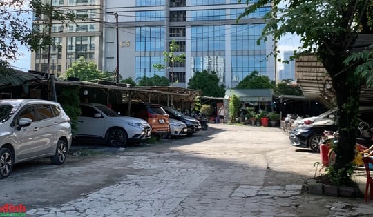 Bãi trông giữ xe không phép mọc lên tràn lan ở Hà Nội, tiềm ẩn nguy cơ cháy nổ mùa nắng nóng