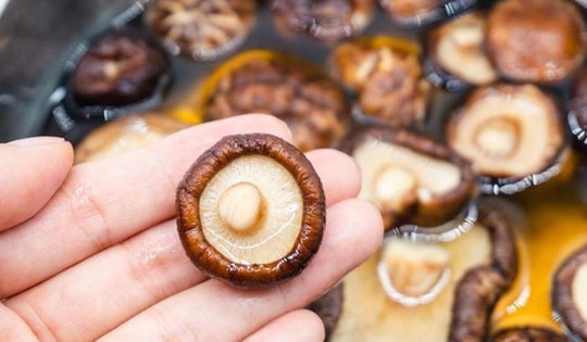 Đừng đổ nước ngâm nấm hương đi vì đây là bí quyết tạo nên hương vị umami cho món ăn mà ít người biết