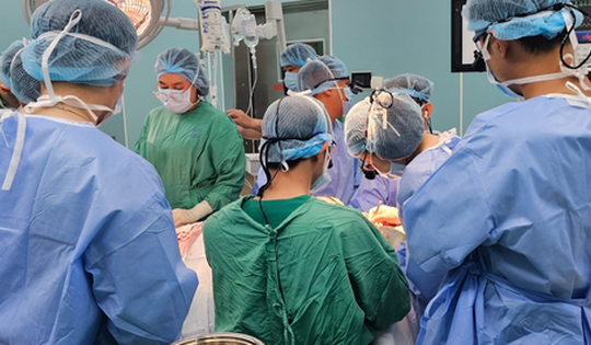 11 giờ phẫu thuật vi phẫu cứu nam thanh niên bị bỏng nặng gây biến dạng cơ thể