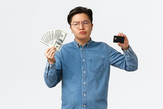 Bạn gái tiêu tiền hoang phí