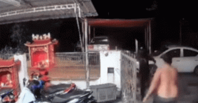 Cầm mã tấu xông vào nhà dân, tên cướp vội bỏ chạy vì bị truy đuổi