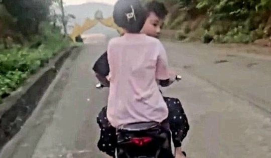 Đánh võng xe mô tô trước đoàn xe đặc chủng, một thiếu niên bị xử phạt