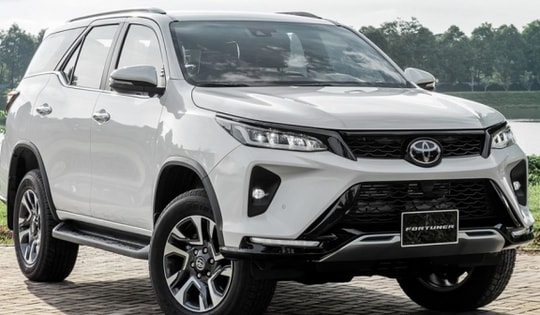 Giá lăn bánh Toyota Fortuner mới nhất đang cực hấp dẫn, Ford Everest và Hyundai Santa Fe lo lắng giành thị phần