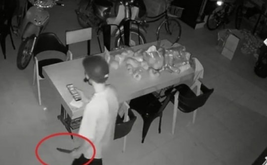 Tên trộm cầm dao đột nhập nhà dân sục sạo gần 1 giờ đồng hồ