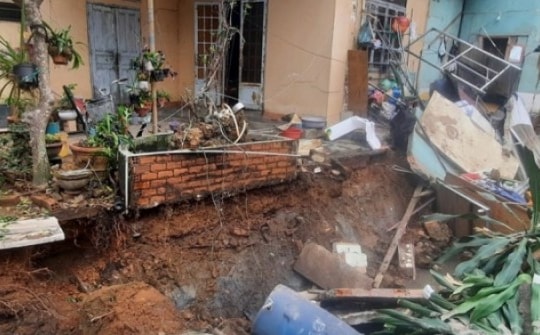 Tường đổ đè bà cụ 80 tuổi