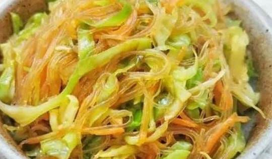 Có một bí quyết làm món miến xào bắp cải không bị vón cục và dính chảo mà ngon như ở nhà hàng