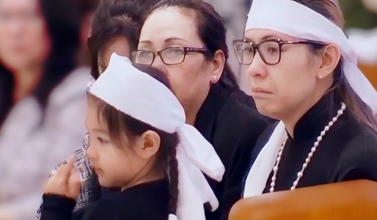 Đau xót cảnh con gái 4 tuổi của Đức Tiến ngây ngô bên linh cữu cha