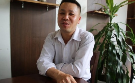 "Soái ca" áo trắng cõng 2 cô gái thoát khỏi đám cháy: Tôi xúc động rơi nước mắt