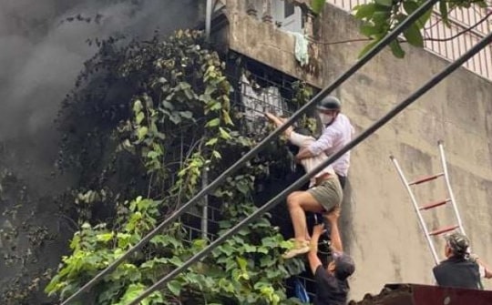 Tin tức 24h qua: "Soái ca" áo trắng cõng 2 cô gái thoát khỏi đám cháy nhà trọ ở Hà Nội
