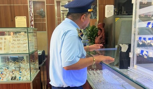 Phạt một tiệm vàng hơn 200 triệu vì bày bán trang sức giả mạo nhãn hiệu Chanel