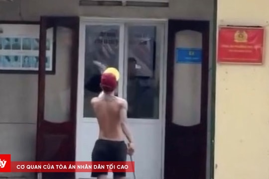 Nam thanh niên xăm trổ cầm hung khí xông vào Công an phường