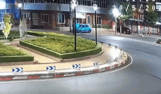 Video: Hoảng hồn cảnh xe máy phóng như 'bay' trên đường rồi lao thẳng vào vòng xuyến