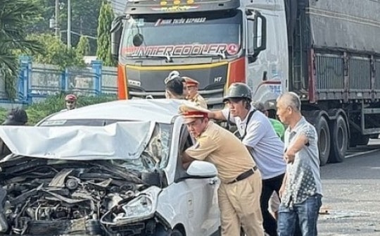 4 ôtô tông liên hoàn trên quốc lộ 1