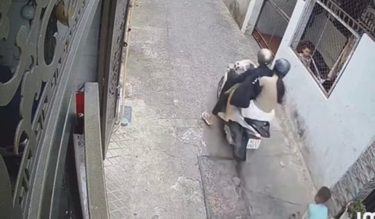 Video đôi nam nữ cướp điện thoại của bé trai 7 tuổi đang đi đường