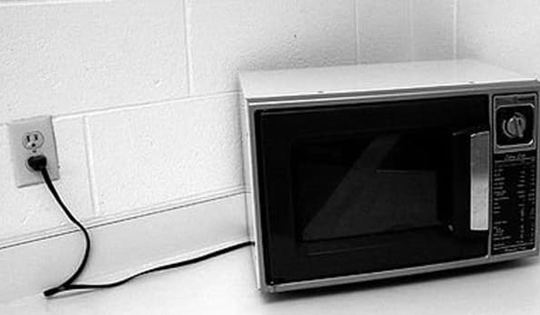 Lò vi sóng dùng xong nên rút điện hay vẫn cắm điện? Thì ra bấy lâu rất nhiều người làm sai