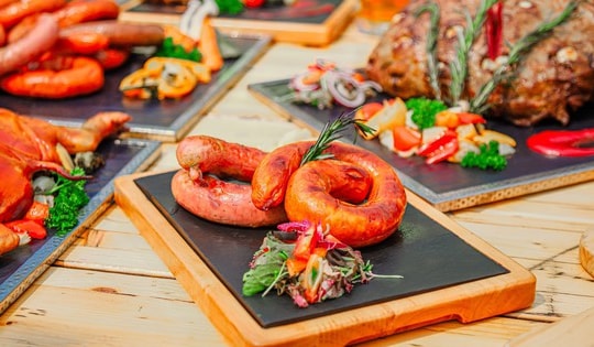 "Mục sở thị" quy trình sản xuất món xúc xích trứ danh tại Bà Nà Hills