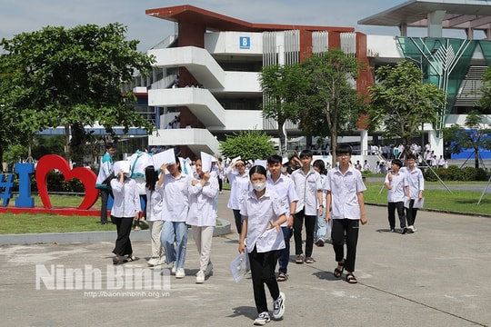 Đề thi tuyển sinh lớp 10 môn Ngữ văn tại Quảng Ninh và Ninh Bình năm học 2024-2025