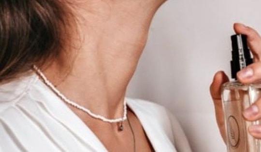 Mẹo xịt nước hoa lưu hương cả ngày trong mùa hè