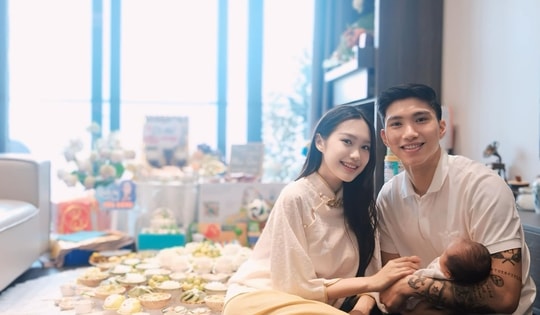 Đoàn Văn Hậu - Doãn Hải My chia sẻ hình ảnh đầu tiên về con mới sinh