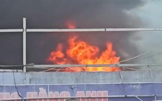 Lửa thiêu rụi kho hàng đồ nhựa