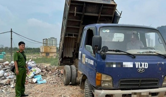 Nhiều chủ phương tiện đổ thải trái phép ‘xâm hại’ sông Hồng bị xử lý