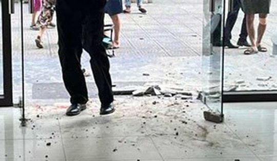 Bé trai 2 tuổi nhập viện cấp cứu vì bị gạch ốp tường rơi vào đầu tại chung cư FLC Garden Đại Mỗ