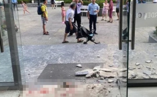 Hà Nội: Gạch ốp toà nhà chung cư rơi trúng bé trai 2 tuổi