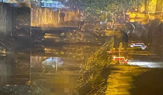 Cánh tay trồi lên mặt nước gần khu công nghiệp ở Hà Nội