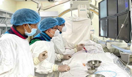 Người đàn ông đột quỵ nguy kịch sau khi nhờ chị ruột giác hơi