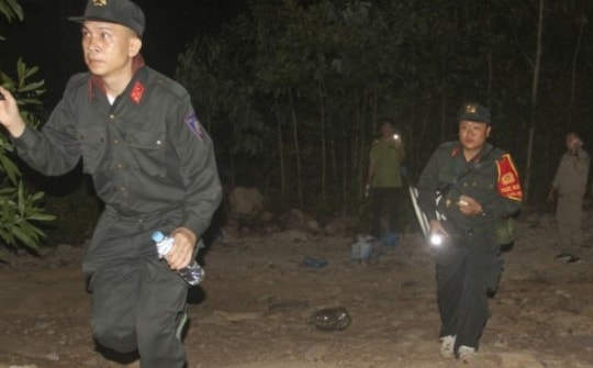 Theo chân 300 cảnh sát cơ động leo núi, xuyên đêm chữa cháy rừng ở Bình Định