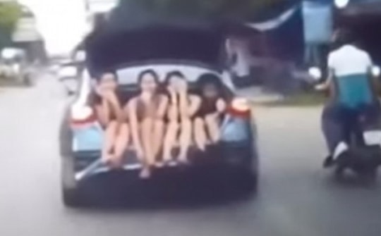 Bị phạt vì chở 4 cô gái trong cốp xe