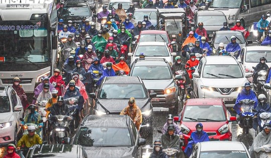 Giao thông Hà Nội hỗn loạn trong cơn mưa như trút nước