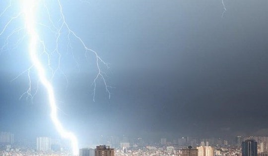 Đang cắt rau ngoài đồng, người phụ nữ ở Hà Nội bị sét đánh nguy kịch