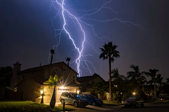 Làm gì khi gặp sấm sét trên đường?