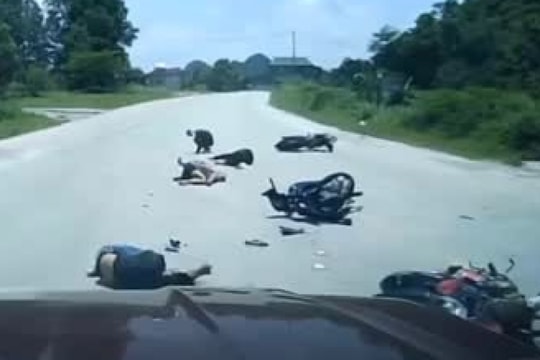 Clip: Phóng vun vút, 3 xe máy bị tông liên hoàn, 4 người văng tóe tung