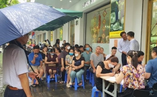 Người Hà Nội "đội mưa" đi xếp hàng mua vàng miếng, giá vàng giảm thêm 1 triệu đồng/lượng