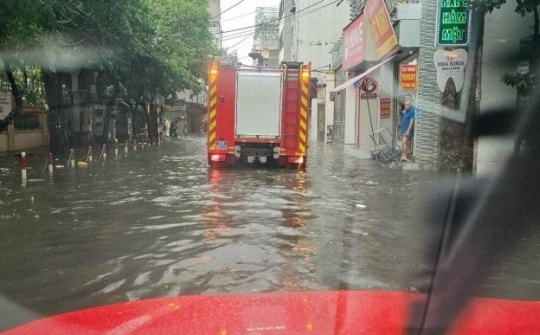 Hà Nội: Cháy chung cư mini, xe cứu hỏa vượt đường ngập đến hiện trường