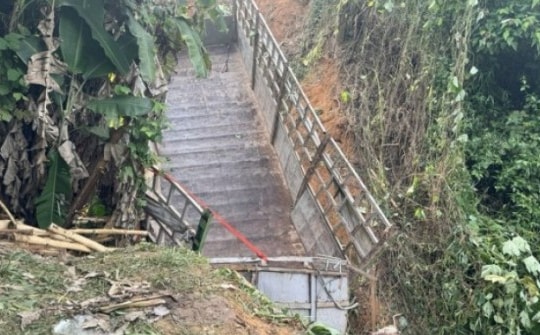 Xe tải lao xuống vực sâu 30 m, hai người chết