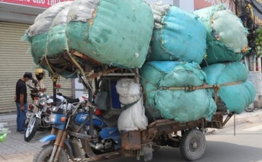 CLIP: Những “phát ngôn" giật mình của người chạy xe ba bánh chở hàng cồng kềnh